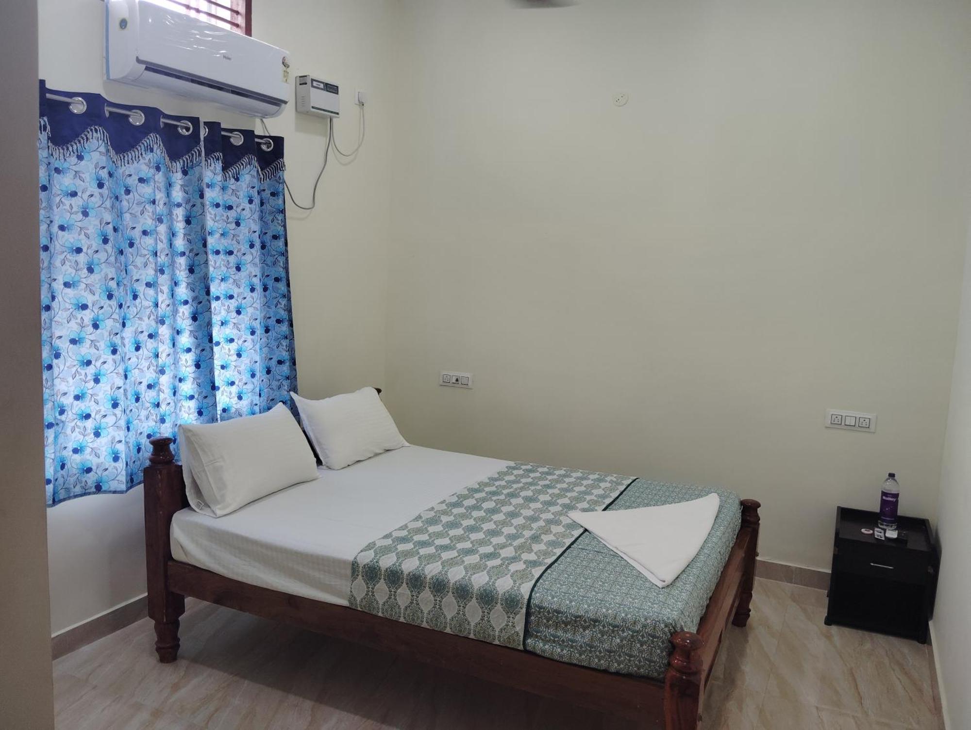 Varadhar Guest House Kanchipuram Extérieur photo